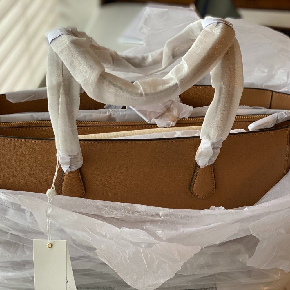 NWT Boutique Tory Burch Robinson Tote - Cardamom